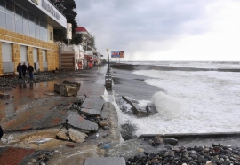 26.04.2017, Шторм разрушил часть пляжа в Сочи