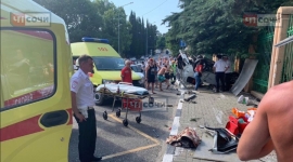 21.06.2019, В Сочи автомобиль въехал в остановку